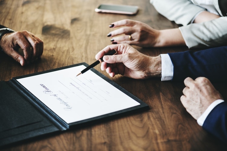 Můžu vybírat peníze z manželova účtu, když dědictví není vypořádáno? Odpověď naleznete na: www.idnes.cz