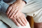 Dva miliony Čechů se starají o své blízké. Populace stárne, péče rodiny bude potřeba stále víc. Více na: www.ct24.ceskatelevize.cz