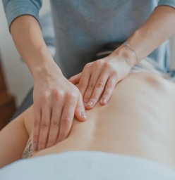 Jaké procedury hradí pojišťovna v rámci rehabilitace? Základní podmínkou pro úhradu ambulantní fyzioterapeutické péče je, že ji pacientovi předepíše jeho ošetřující lékař na příslušný poukaz na…